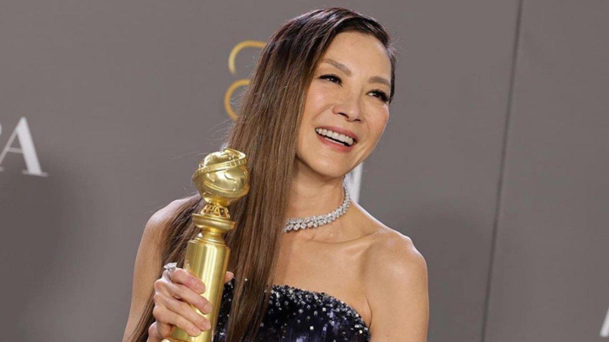 Michelle Yeoh saat menerima Golden Globe Award 2023.
