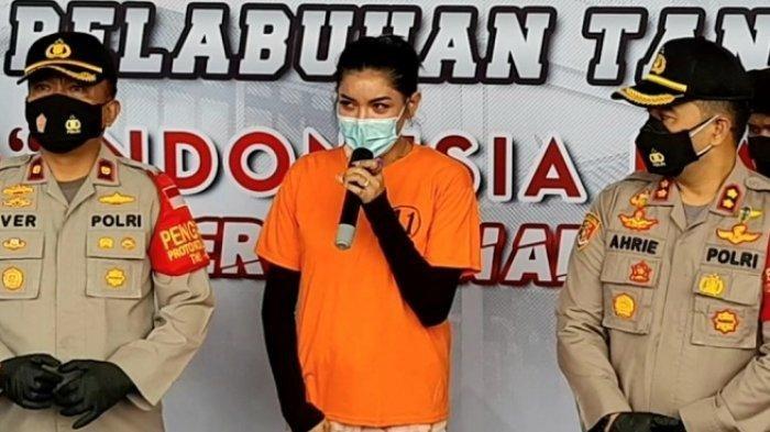 Millen Cyrus dalam rilis yang digelar di Polres Pelabuhan Tanjung Priok, Jakarta Utara, Senin (24/11/2020). Keponakan penyanyi Ashanty tersebut diamankan pihak kepolisian terkait kasus dugaan kepemilikan dan penyalahgunaan narkoba jenis sabu-sabu.