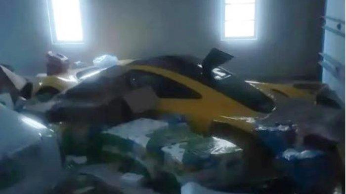 Mobil McLaren P1 jadi korban Badai Ian