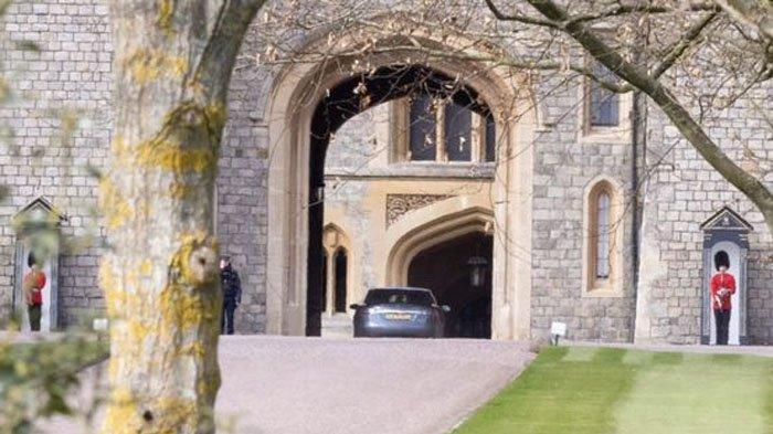Mobil Pangeran Charles tiba di Kastil Windsor pada hari Jumat (9/4/2021).
