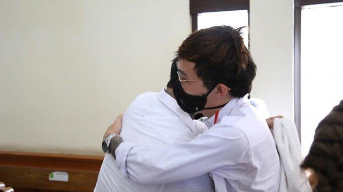 Momen dr. Tirta peluk Jerinx saat sidang pembacaan pledoi.