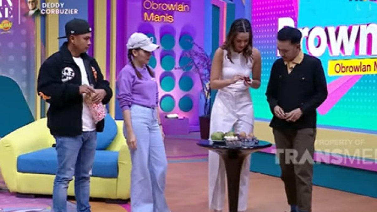 Momen Nia Ramadhani mengupas salak sendiri