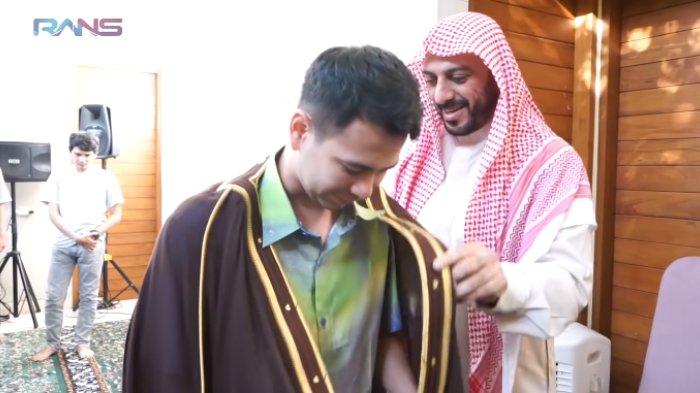 Momen Syekh Ali Jaber berikan jubah ke Raffi Ahmad