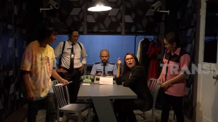 Momen Ussy Sulistiawaty mengenang masa lalu dengan Andre Taulany di depan Andhika Pratama