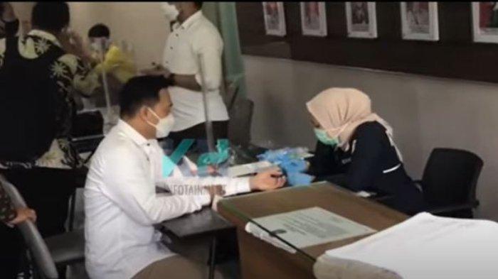 MYD hadir di Polda Metro Jaya jalani kasus video syur dengan Gisella Anastasia, Senin (04/01/2021).