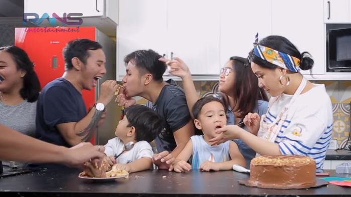 Nagita Slavina membuat crepe cake