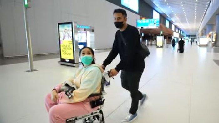 Nagita Slavina pakai kursi roda di bandara Turki, tak kuat jalan karena perut kram.