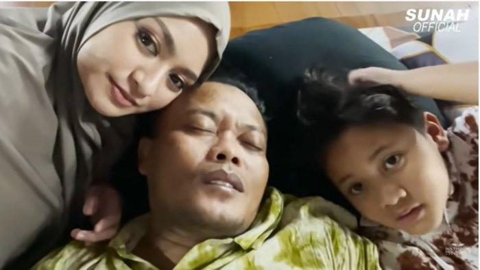 Nathalie Holscher rawat Sule yang sakit.