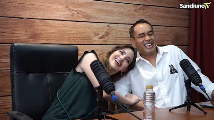 Nia Ramadhani dan Ardi Bakrie saat diwawancarai Sandiaga Uno dan Nur Asia