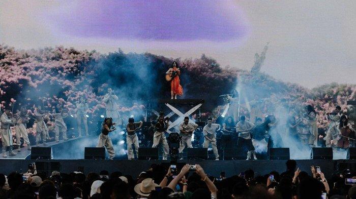 NIKI saat tampil bawakan Sempurna di Coachella 2022.