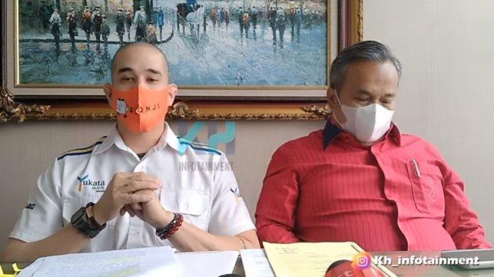 Okan Cornelius dan kuasa hukumnya dalam konferensi pers terkait perceraiannya dengan Lee Sachi