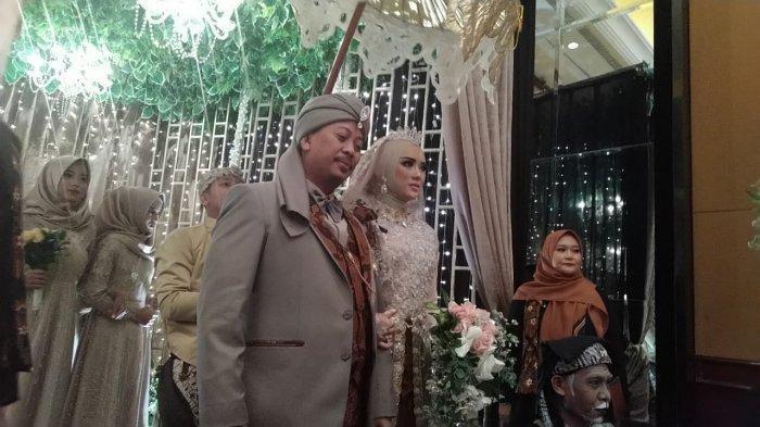 Resepsi pernikahan Opick dan Bebi Silvana dibuka dengan adat Sunda mapag panganten di Hotel Arya Duta, Jalan Sumatera No 51, Senin (17/1/2018) malam.