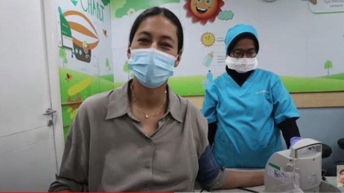 Paula Verhoeven cek kandungan.
