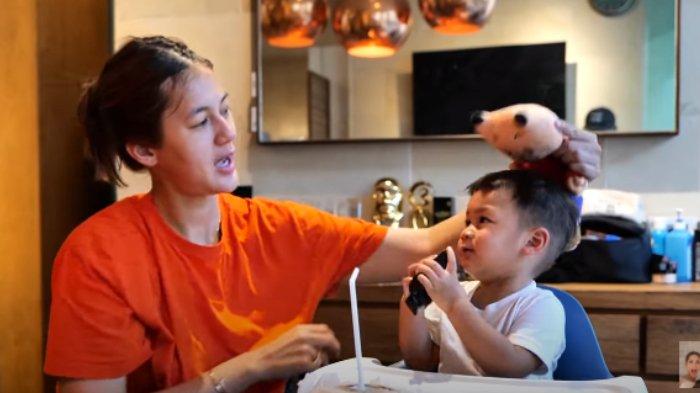 Paula Verhoeven main sama Kiano yang sudah sembuh dari flu Singapura