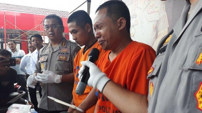 Aris Sugianto, pelaku pembunuhan Budi Hartanto, mewek saat polisi merilis kasus di Mapolda Jatim, Senin (15/4/2019)