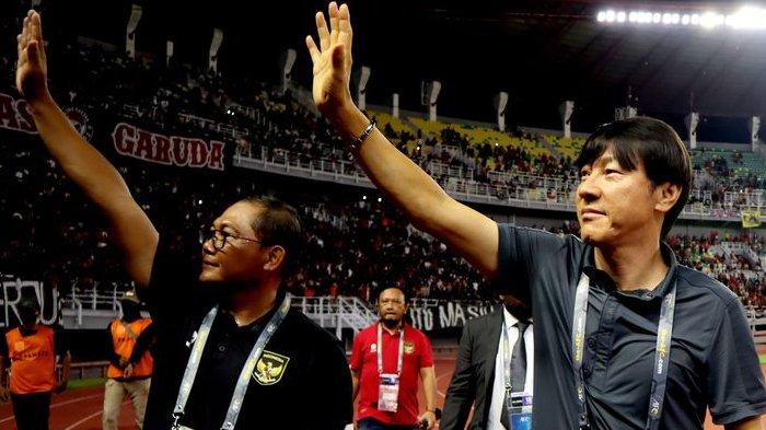 Pelatih Timnas Indonesia Shin Tae-yong menyapa penonton seusai pertandingan Kualifikasi Piala Asia U20 2023 melawan Vietnam yang berakhir dengan skor 3-2 di Stadion Gelora Bung Tomo Surabaya, Minggu (18/9/2022) malam.
