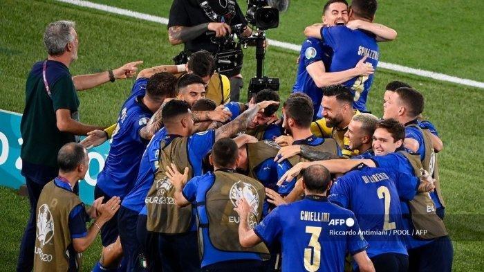 Para pemain Italia merayakan gol pertama tim selama pertandingan sepak bola Grup A UEFA EURO 2020 antara Italia dan Swiss di Stadion Olimpiade di Roma pada 16 Juni 2021.