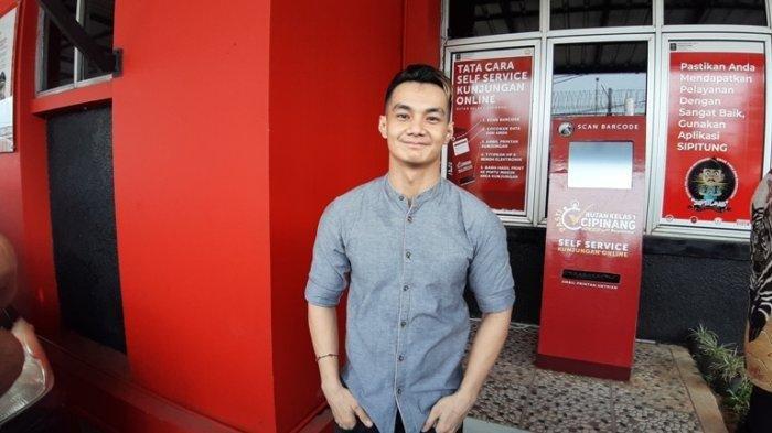 Pemain sinetron Agung Saga kembali ditangkap polisi terkait kasus dugaan kepemilikan dan penyalahgunaan narkotika. Agung Saga setelah dibebaskan dari Rutan Cipinang, Jakarta Timur, Rabu (7/10/2020).