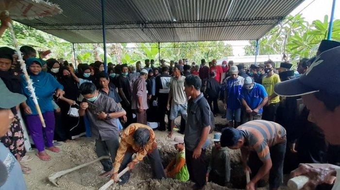 Pemakaman jenazah korban kecelakaan pesawat Sriwijaya Air SJ 182, Suyanto (40) dan Riyanto (32) di pemakaman Dukuh Tengaran, Katelan, Tangen, Sragen, Jawa Tengah, Minggu (31/1/2021) siang.