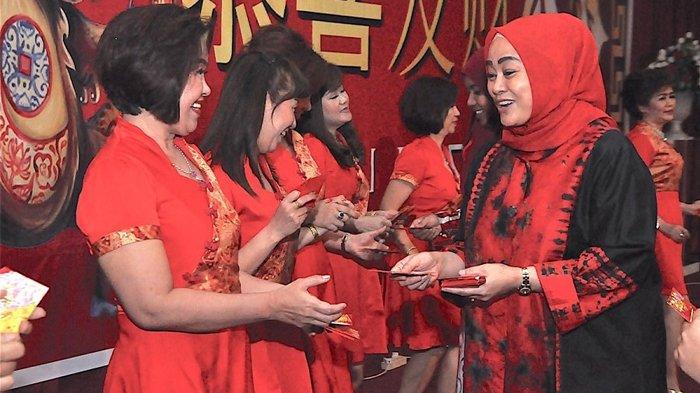 Pembagian angpao.