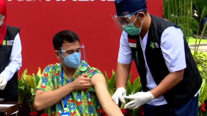 Penyuntikan vaksin Covid-19 dosis kedua bareng Jokowi, Raffi Ahmad ikuti lagi.