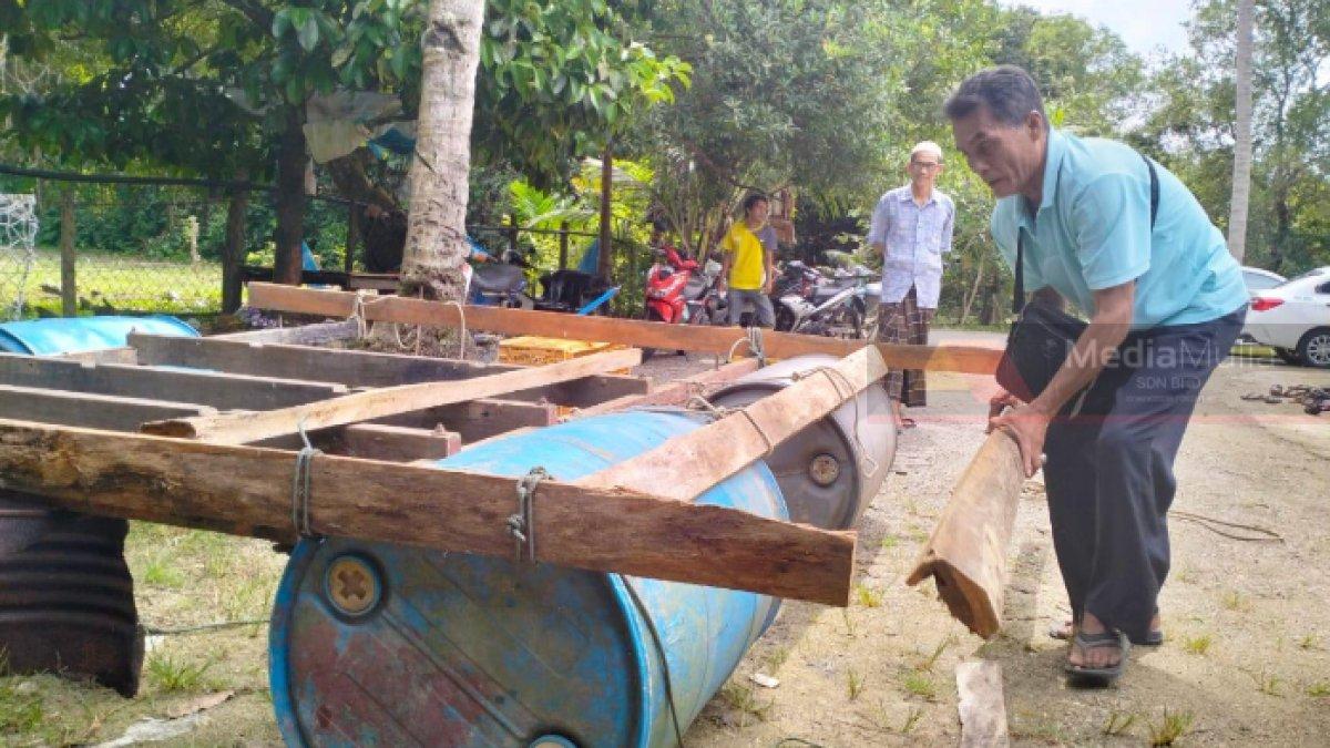 Seorang pria asal Malaysia bikin perahu gudang apung untuk menampung barang-barang berharganya dari terjangan banjir.