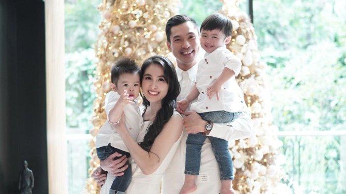 Sandra Dewi dan keluarga.