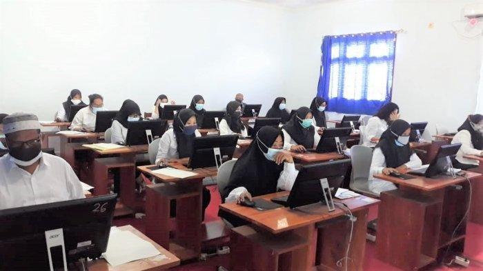 Peserta ujian seleksi PPPK Kota Medan mengerjakan soal di SMK Negeri 10 Medan.