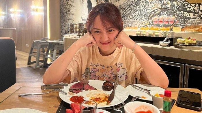 Potret Happy Asmara jatuh pingsan, lantaran kebanjiran job