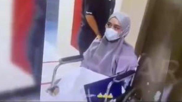 Potret Lesti yang duduk di kursi roda. Mata kirinya tampak masih ada bekas lebam coklat