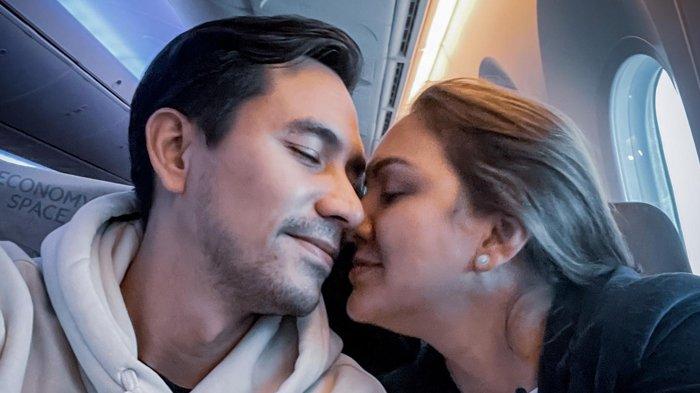 Potret mesra Darius Sinathrya dan Donna Agnesia, family goals.