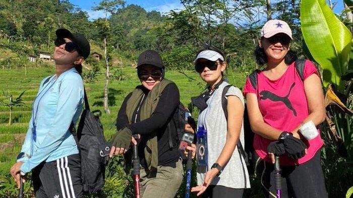Potret Sarita Abdul Mukti trekking bareng teman-temannya