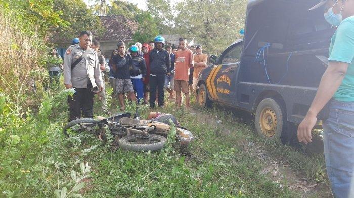 Seorang pria ditemukan terkapar bersama motornya di pinggir Jalan Raya Paritempat, Dusun Perumnas, Sekarbiru, Parittiga Kabupaten Bangka, Sabtu (6/8/2022) sore.