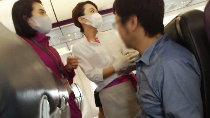 Pria ini menolak memakai masker di dalam pesawat.