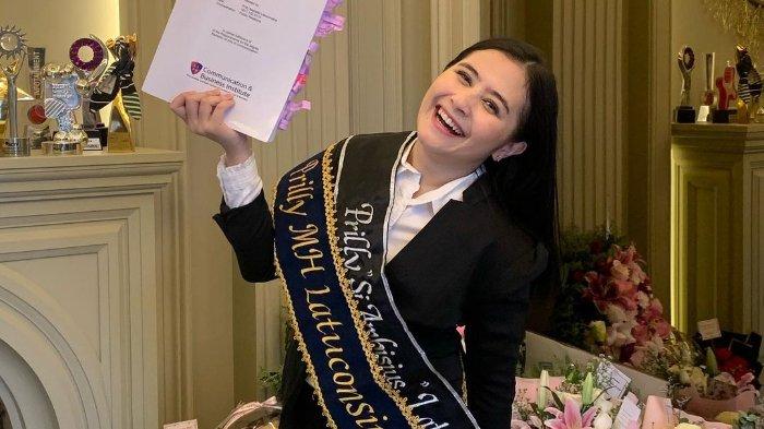 Prilly Latuconsina bakal menjadi salah satu dosen praktisi di Universitas Gajah Mada.