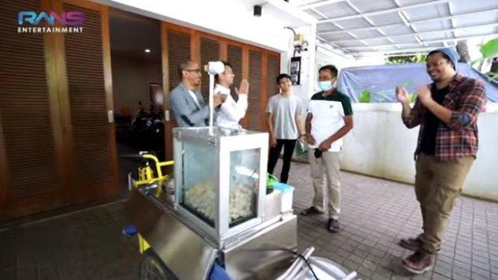 Raffi Ahmad rombak gerobak bakso ikan ayah Dimas Ramadhan (YouTube Rans Entertainment)