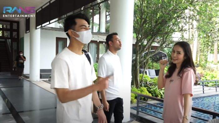 Raffi Ahmad saat berada di area kolam renang rumah Momo eks Geisha.