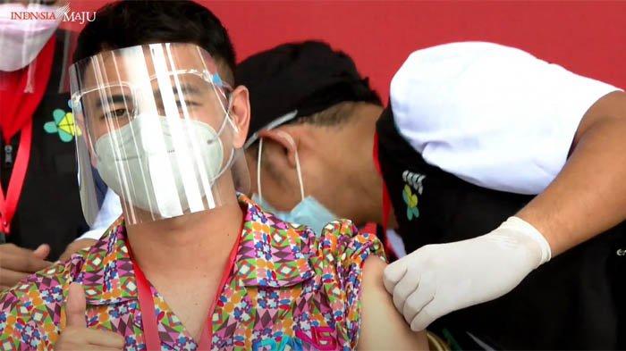 Raffi Ahmad tampak mengangkat jempolnya, menandakan dirinya saat ini sedang baik-baik saja.