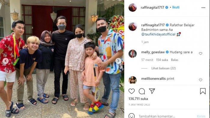 Raffi Ahmad undang mantan pebulutangkis Indonesia, Taufik Hidayat ke rumah.