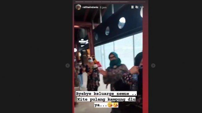 Ratih Windania saat ucap perpisahan di Bandara sebelum naik pesawat Sriwijaya Air.