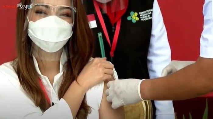 Reisa Broto Asmoro saat disuntik vaksin Covid-19 di Istana Merdeka.