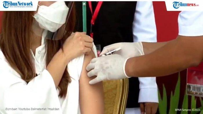 Reisa Broto Asmoro saat disuntik vaksin Covid-19 perdana di Istana Merdeka.