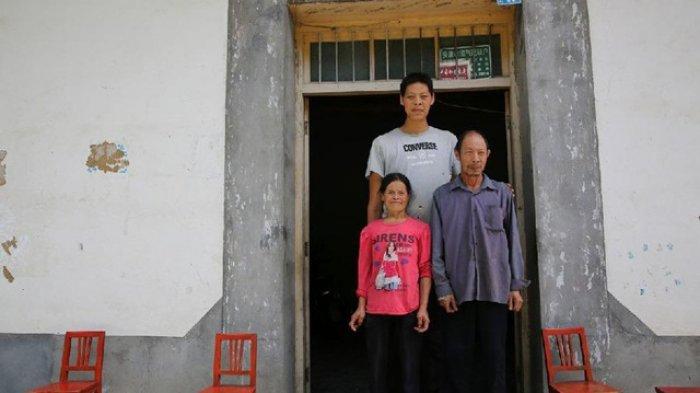 Ren Nengbing beserta ayah dan ibunya