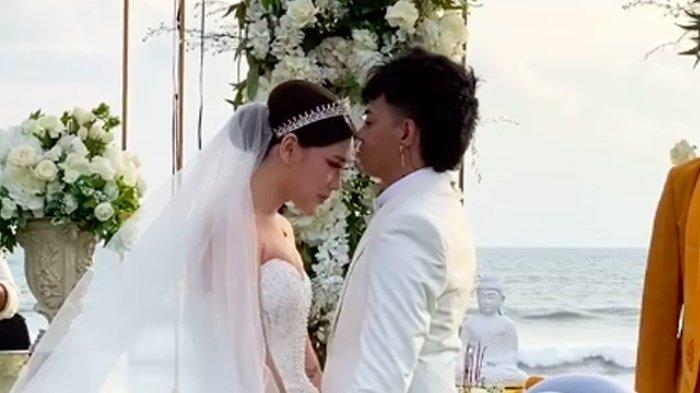 Resepsi pernikahan Reza Arap dan Wendy Walters.