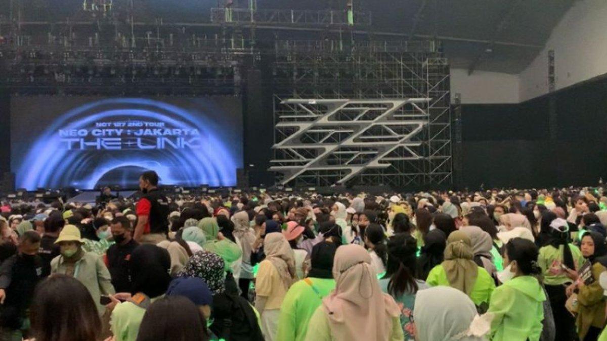 Konser NCT dibubarkan oleh sebab insiden desak-desakan penonton, sejumlah penonton terkapar lemas dan pingsan