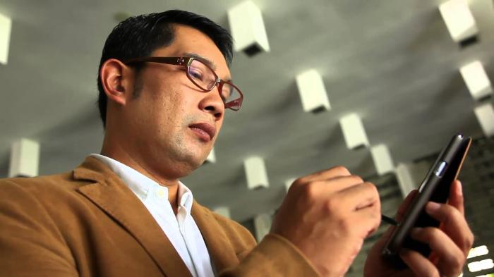 Ridwan Kamil turut komentari video bapak-bapak korban gempa Cianjur kenakan baju perempuan.
