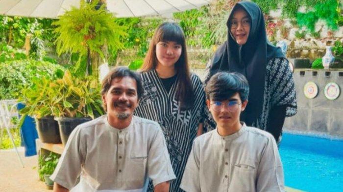 Rina Gunawan, Teddy Syah dan dua anak mereka.