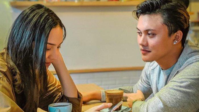 Rizky Febian Anya Geraldin dalam single Cuek