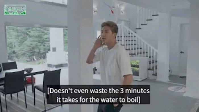RM BTS bernyanyi dan menari sambil menunggu air mendidih untuk menyeduh ramen.