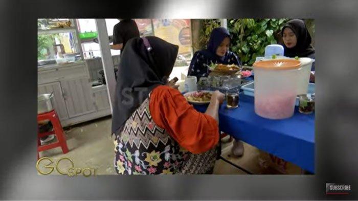 Rohimah kini jualan ketupat sayur di depan rumahnya
